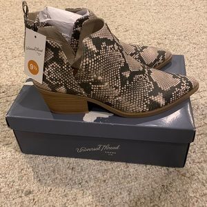 NIB Womens 9.5 Universal Thread Snake Print Booties